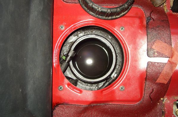 20060412191802 Tank in de auto onder de achterbank